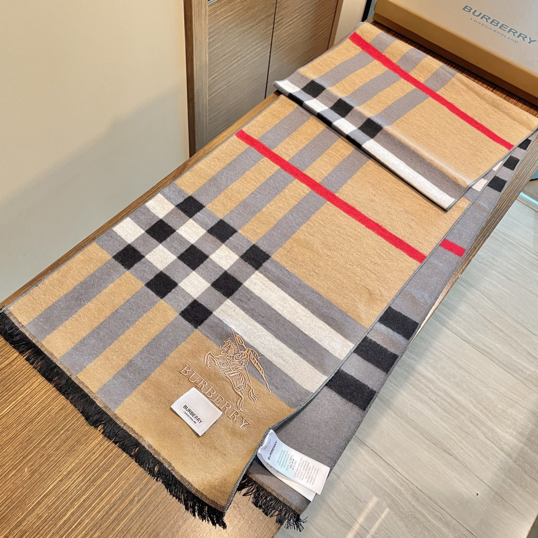 巴宝莉男仕围巾新款到货！海外原单，专柜原版，👏🎀️精美 今年超流行的款✨颜色随便百搭精神现👍💓🎀时尚级惊