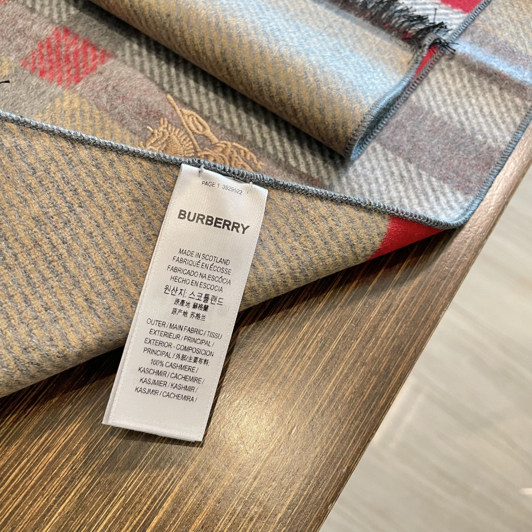 巴宝莉男仕围巾新款到货！海外原单，专柜原版，👏🎀️精美 今年超流行的款✨颜色随便百搭精神现👍💓🎀时尚级惊