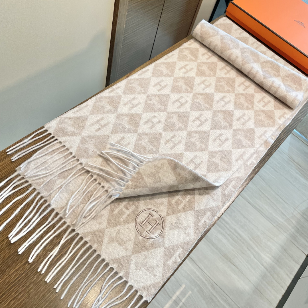 上新2025爱马仕双面男女款围巾且买且珍惜😍~都是出口订单所以比较难遇❤️东西讲究少而精😍好看的一定要收