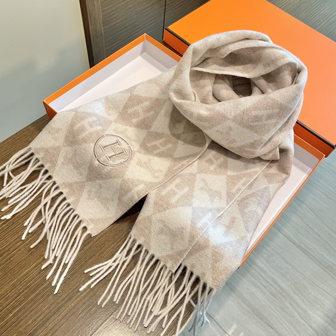 上新2025爱马仕双面男女款围巾且买且珍惜😍~都是出口订单所以比较难遇❤️东西讲究少而精😍好看的一定要收