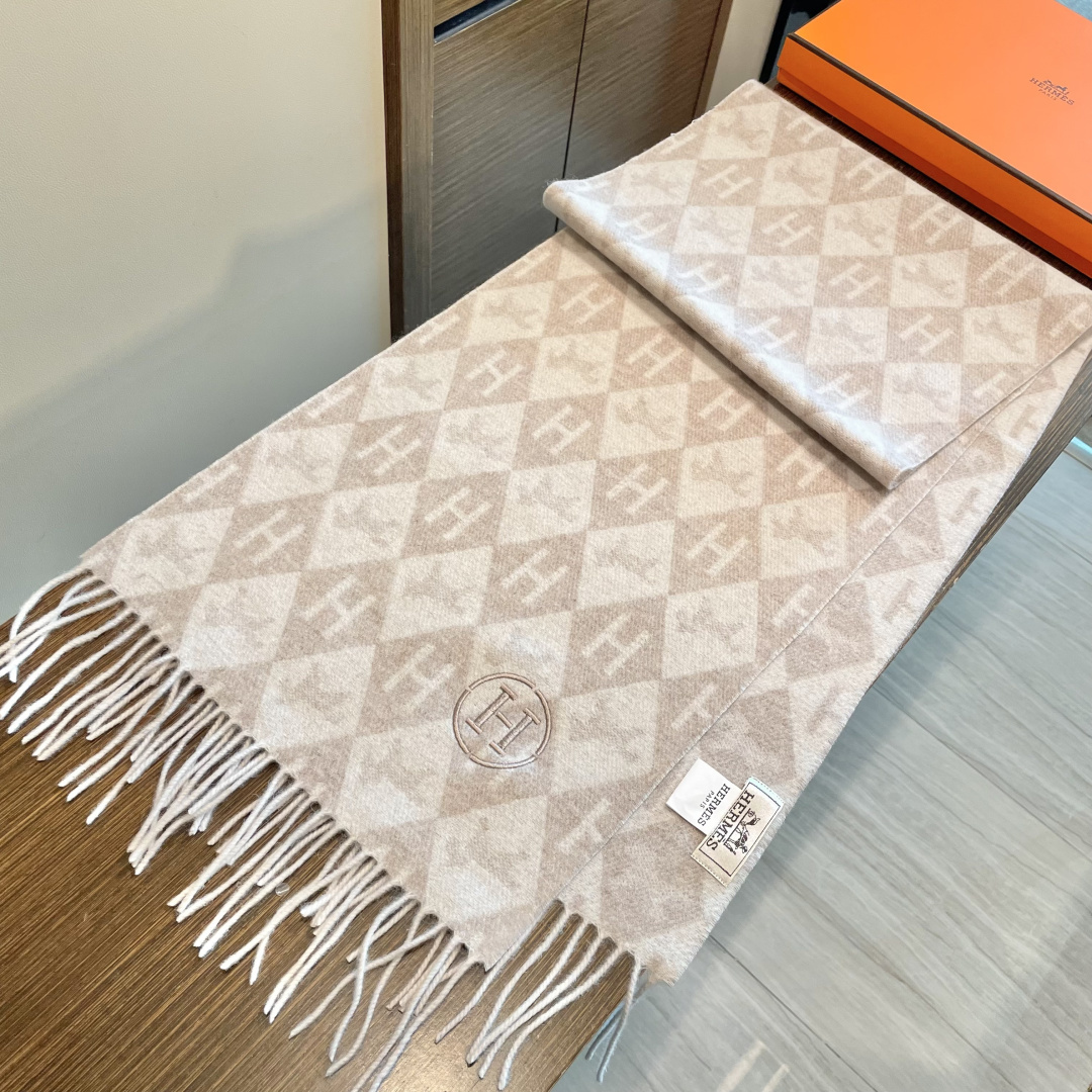 上新2025爱马仕双面男女款围巾且买且珍惜😍~都是出口订单所以比较难遇❤️东西讲究少而精😍好看的一定要收