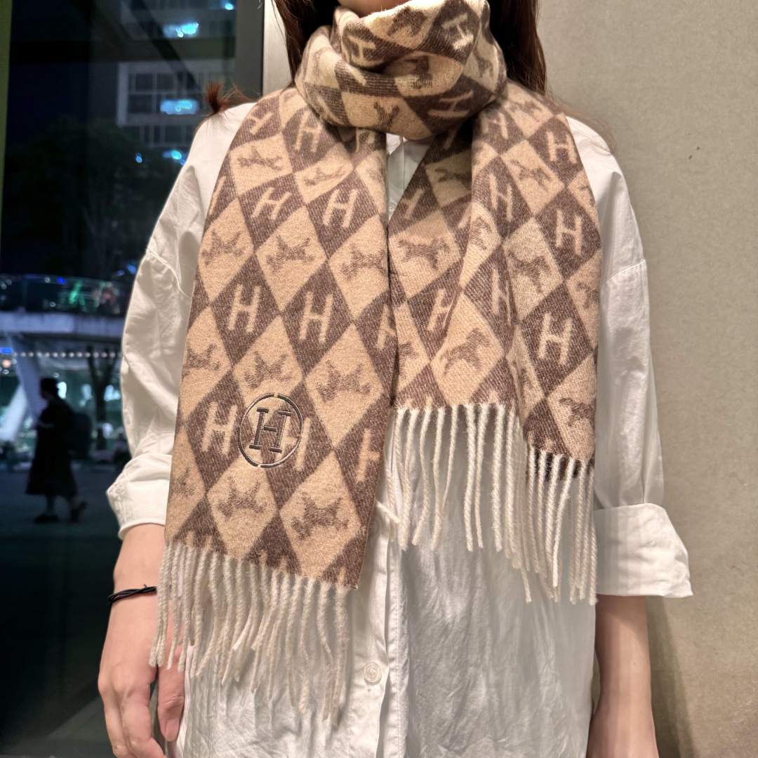 上新2025爱马仕双面男女款围巾且买且珍惜😍~都是出口订单所以比较难遇❤️东西讲究少而精😍好看的一定要收