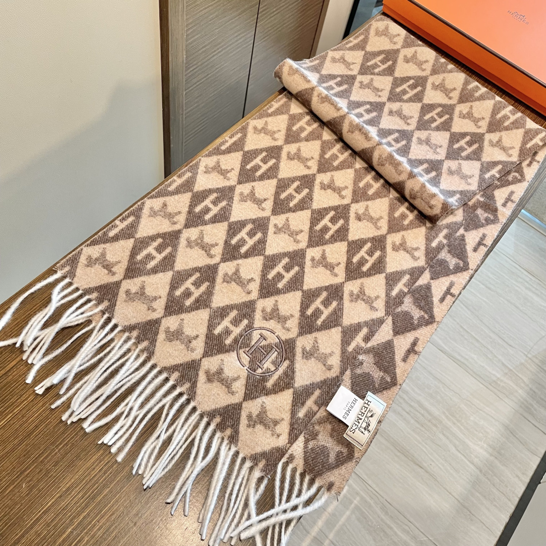 上新2025爱马仕双面男女款围巾且买且珍惜😍~都是出口订单所以比较难遇❤️东西讲究少而精😍好看的一定要收