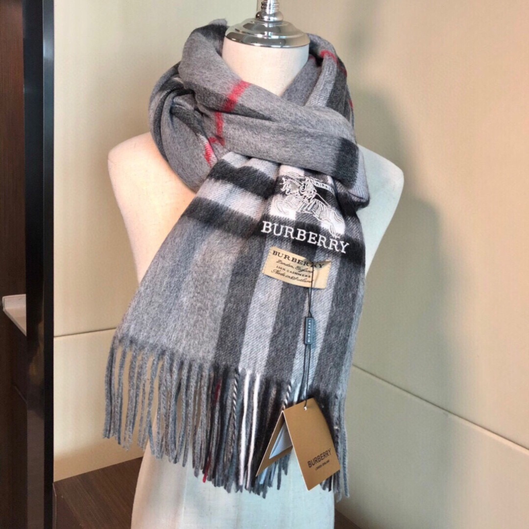 😍viP推荐👍巴宝莉专柜最新款‼️【顶级羊绒披肩围巾】。爆款哦 😘💍实物真心美 🎀披肩配以精美logo的