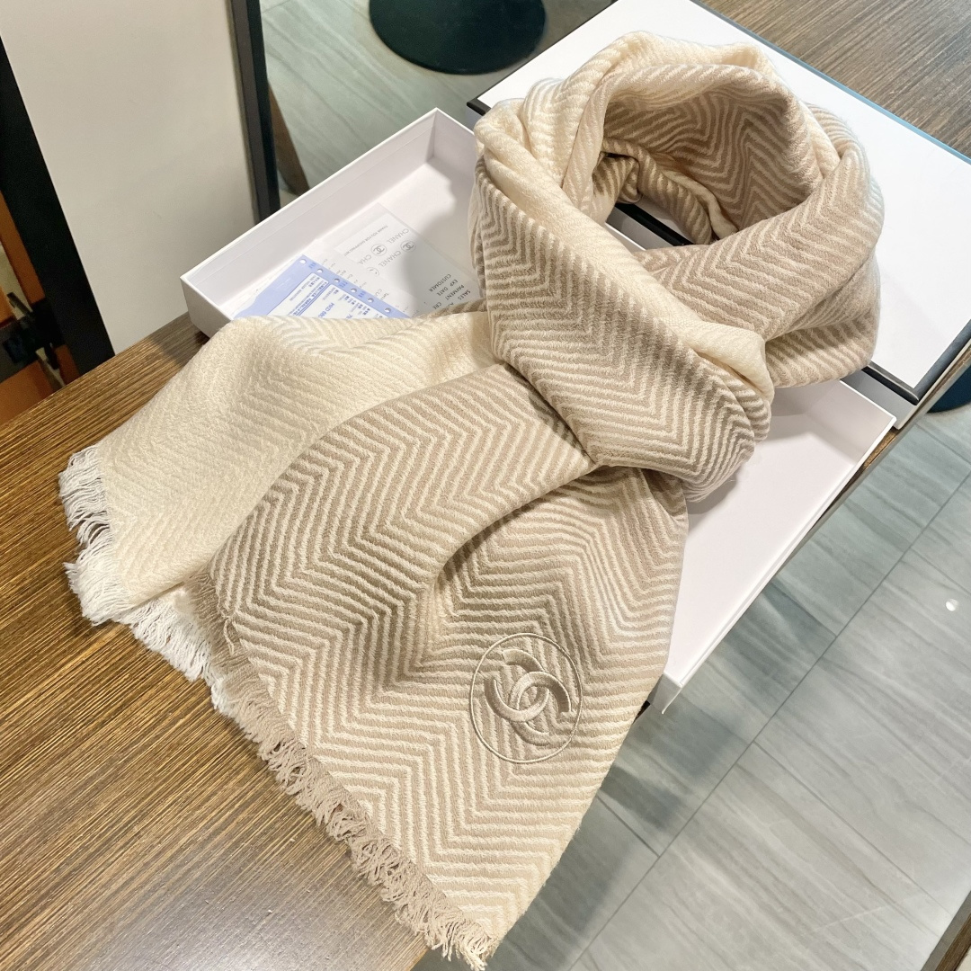 viP推荐👍香奈儿 2025 专柜最新款‼️。爆款哦 😘💍实物真心美 🎀人字纹小香💓💃🏻无论设计都是非常