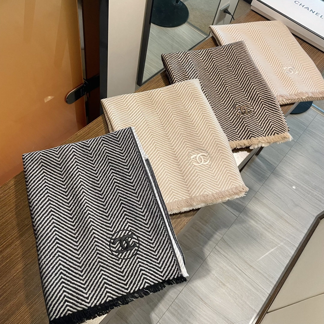 viP推荐👍香奈儿 2025 专柜最新款‼️。爆款哦 😘💍实物真心美 🎀人字纹小香💓💃🏻无论设计都是非常