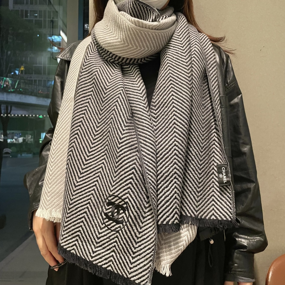 viP推荐👍香奈儿 2025 专柜最新款‼️。爆款哦 😘💍实物真心美 🎀人字纹小香💓💃🏻无论设计都是非常