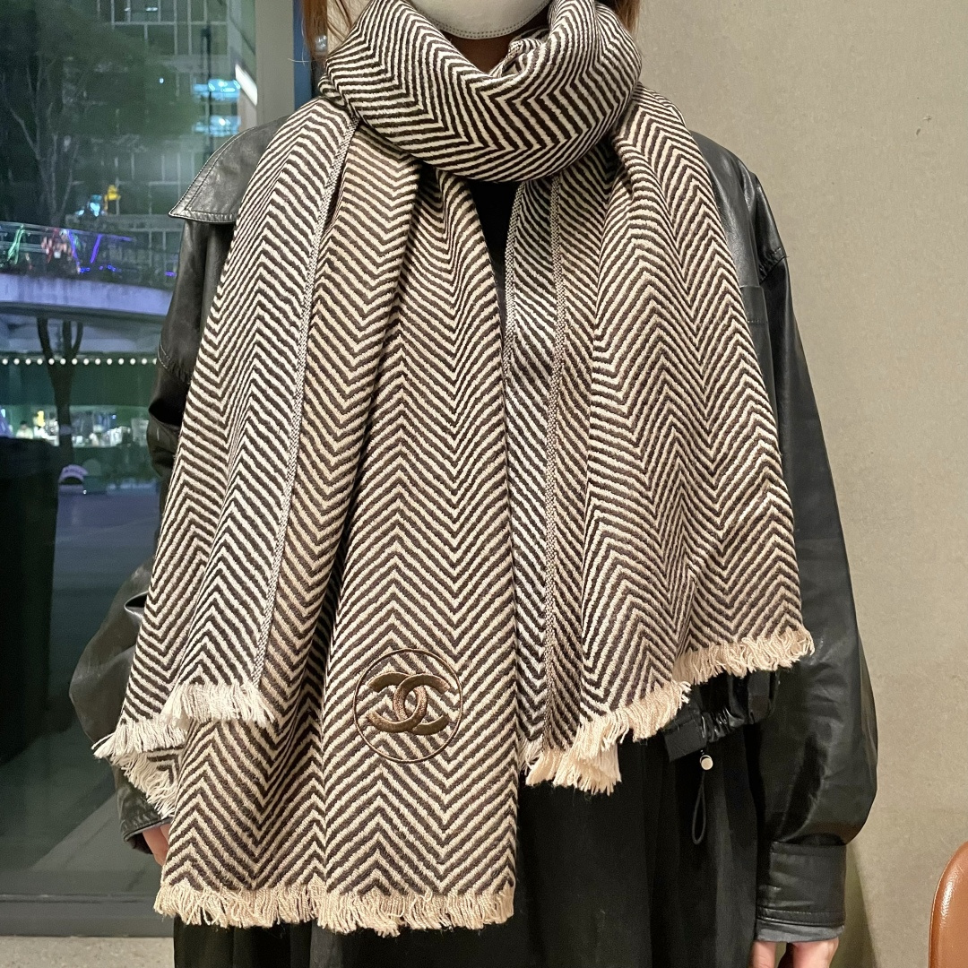 viP推荐👍香奈儿 2025 专柜最新款‼️。爆款哦 😘💍实物真心美 🎀人字纹小香💓💃🏻无论设计都是非常