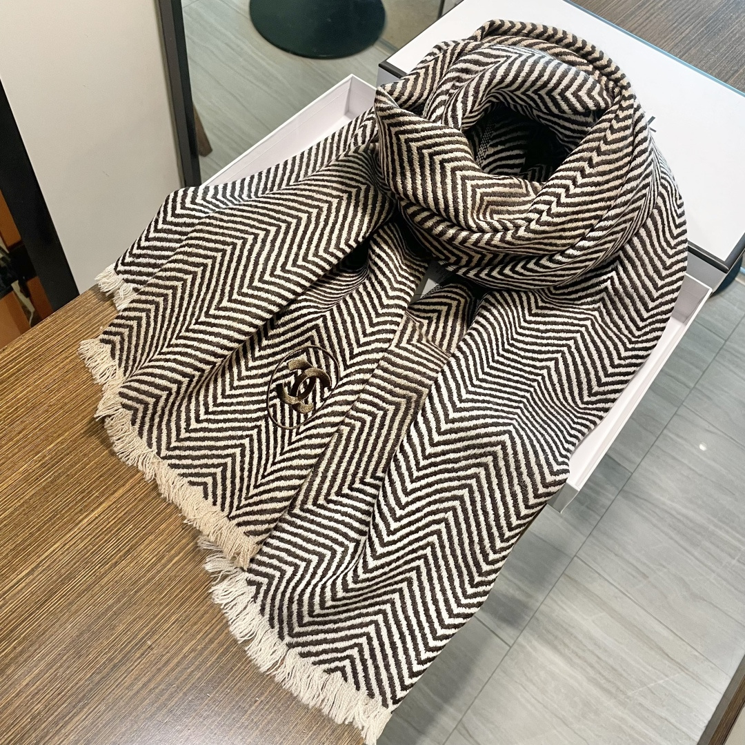 viP推荐👍香奈儿 2025 专柜最新款‼️。爆款哦 😘💍实物真心美 🎀人字纹小香💓💃🏻无论设计都是非常