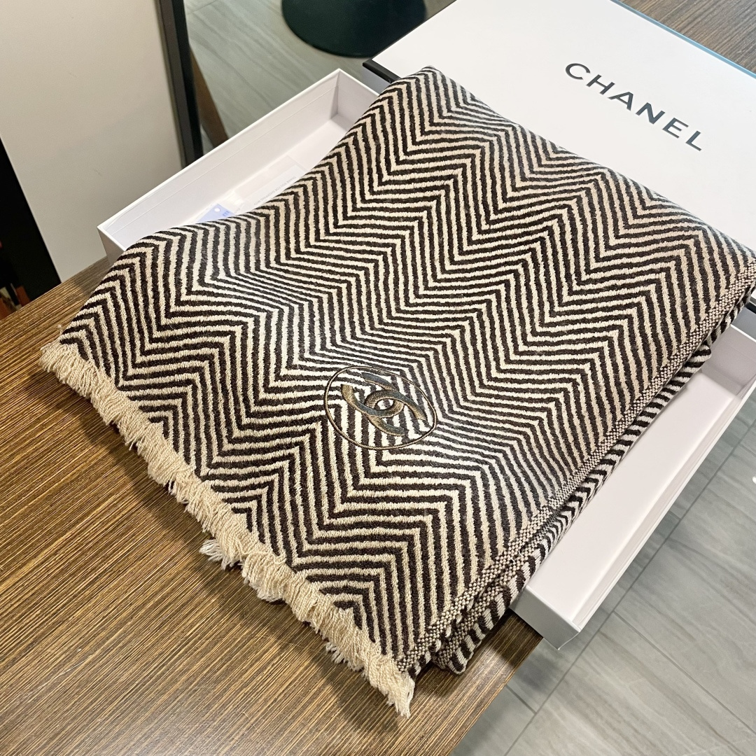 viP推荐👍香奈儿 2025 专柜最新款‼️。爆款哦 😘💍实物真心美 🎀人字纹小香💓💃🏻无论设计都是非常