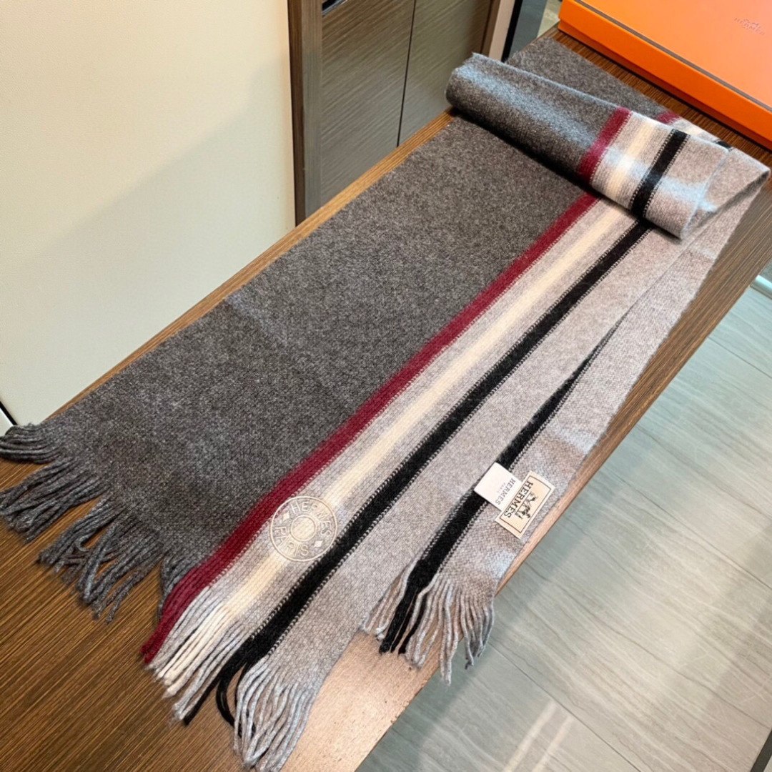 上新2025 爱马仕男女款围巾且买且珍惜😍~都是出口订单所以比较难遇❤️东西讲究少而精😍好看的一定要收😎