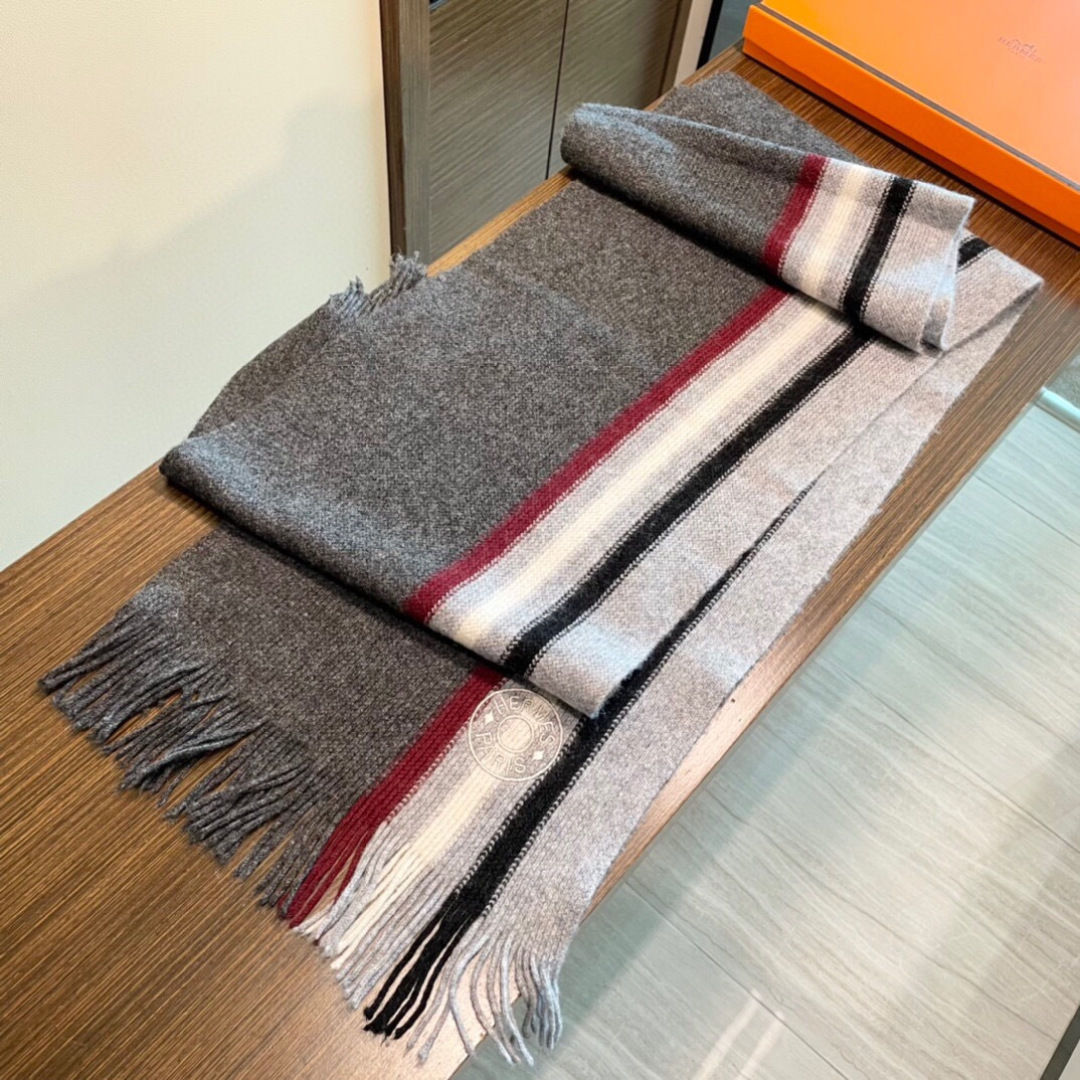 上新2025 爱马仕男女款围巾且买且珍惜😍~都是出口订单所以比较难遇❤️东西讲究少而精😍好看的一定要收😎