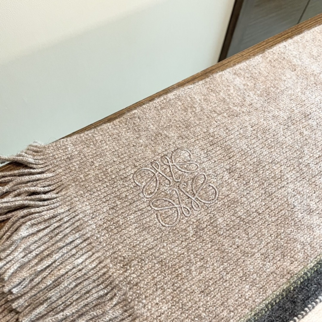 👑👑罗意威新款羊绒针织长巾‼️美翻了[流泪]御用殿堂级极品‼️新款在售 美丽至极 真的 上身极为衬肤色 