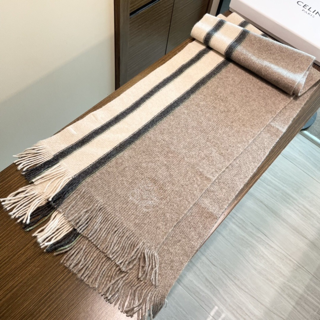 👑👑罗意威新款羊绒针织长巾‼️美翻了[流泪]御用殿堂级极品‼️新款在售 美丽至极 真的 上身极为衬肤色 