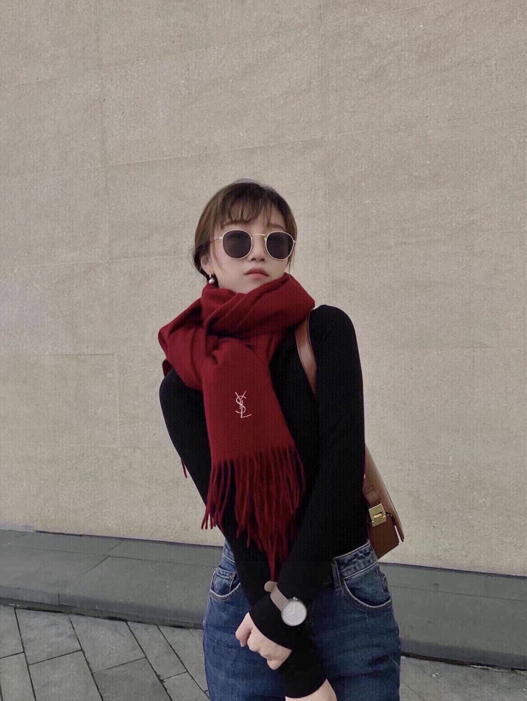 P145 YSL(圣罗兰)100%羊绒版手感好到爆 难得一见的温柔配色,低调又不失优雅❗️】重点推荐高级舒适时髦气质,名小众,却大牌范十足,超级安利❗️loewe这款触动内心的柔美围巾,极其简单又不失美感,成功人士的追求,色彩绝对💯,有点独有的仙气,绝对的情侣款不二之选,颜色淡雅,不妖娆❗️官网尺寸:30x200(含流苏)