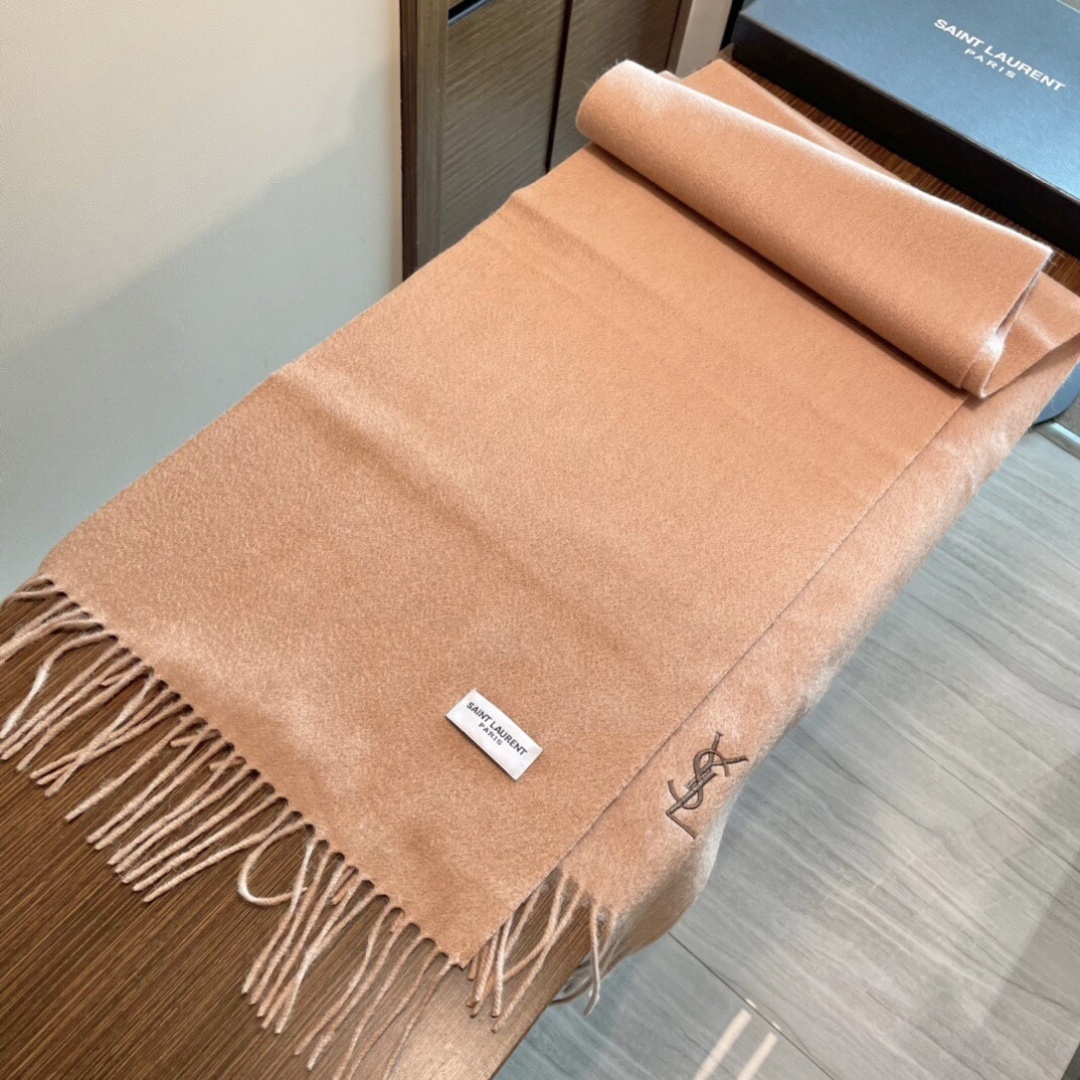 YSL（圣罗兰）100%羊绒版手感好到爆 难得一见的温柔配色，低调又不失优雅❗️】重点推荐高级舒适时髦气