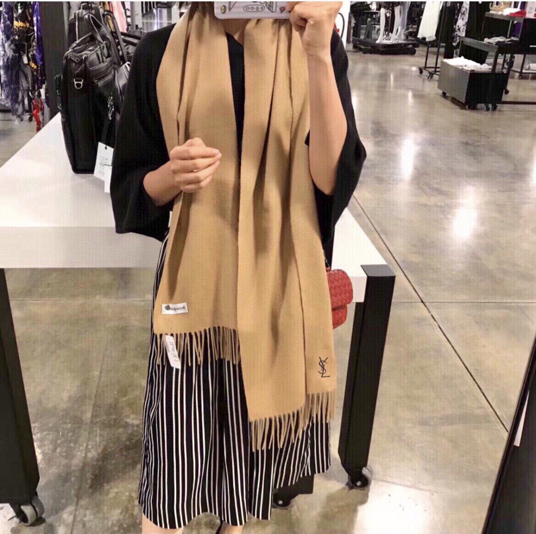 P145 YSL(圣罗兰)100%羊绒版手感好到爆 难得一见的温柔配色,低调又不失优雅❗️】重点推荐高级舒适时髦气质,名小众,却大牌范十足,超级安利❗️loewe这款触动内心的柔美围巾,极其简单又不失美感,成功人士的追求,色彩绝对💯,有点独有的仙气,绝对的情侣款不二之选,颜色淡雅,不妖娆❗️官网尺寸:30x200(含流苏)