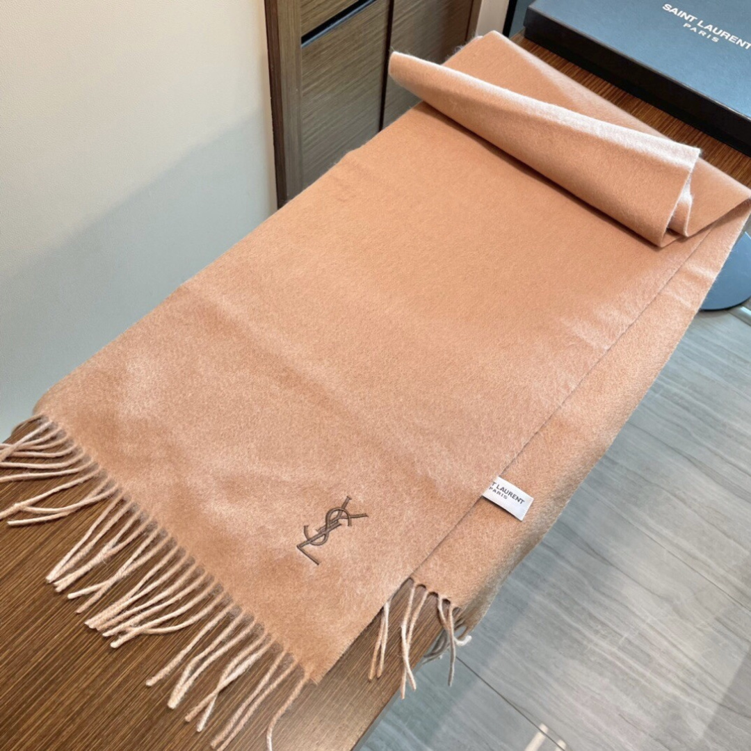 YSL（圣罗兰）100%羊绒版手感好到爆 难得一见的温柔配色，低调又不失优雅❗️】重点推荐高级舒适时髦气