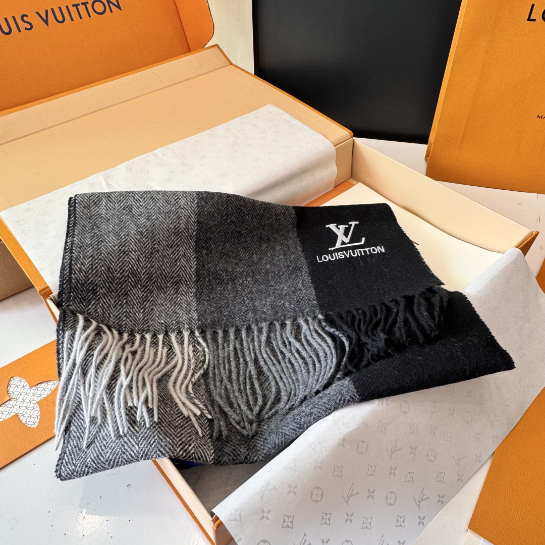 LV款式很有男性魅力，经典大方‼️面料采用的是客供纯羊绒，细腻柔软度都非常的好，非常漂亮。上身效果无敌好