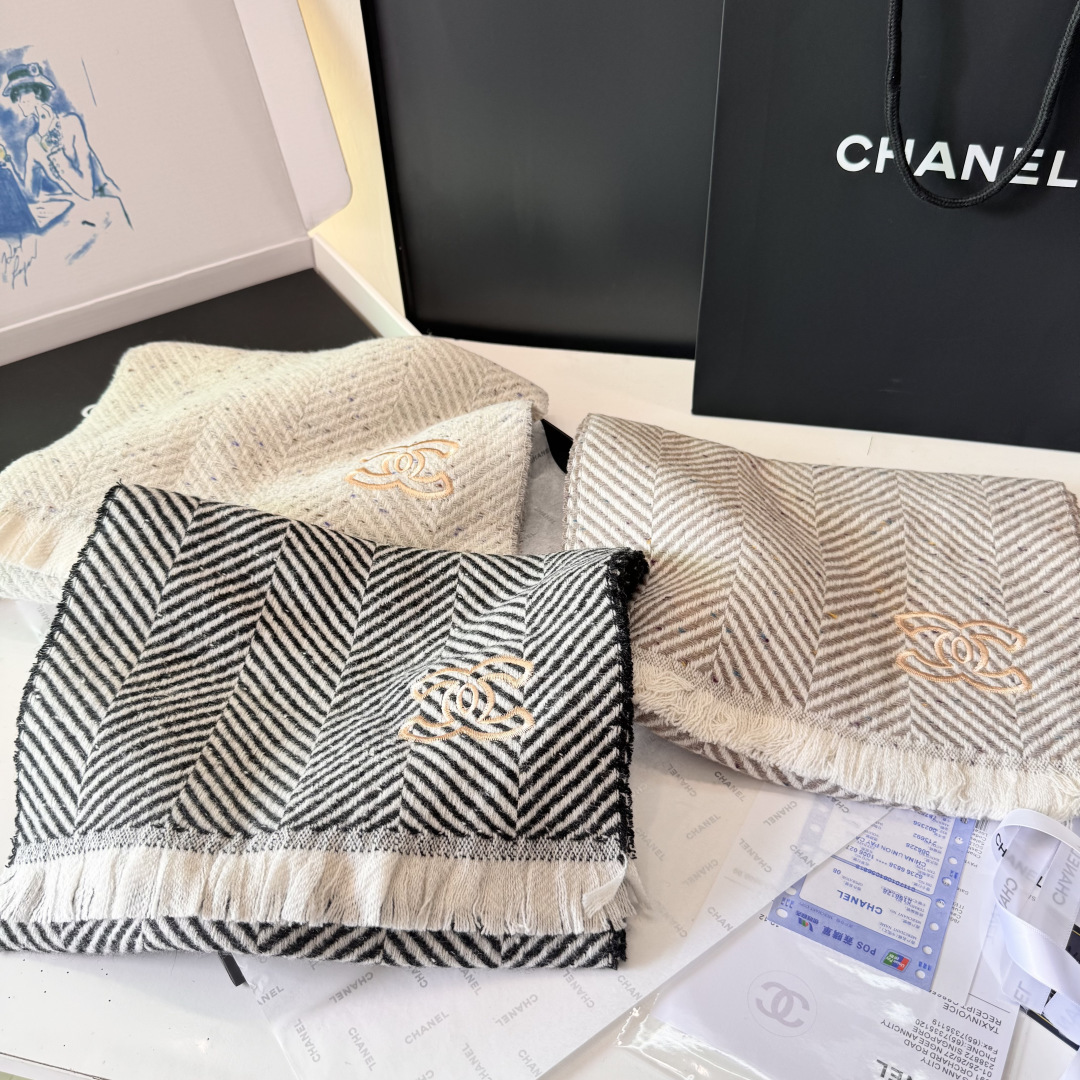 新款 搭配利器🆕🆕 香奈儿系列货 专供viP 产品 ♥顶级苏格兰进口绵羊毛 纹路织法使围巾赋有弹性且柔软