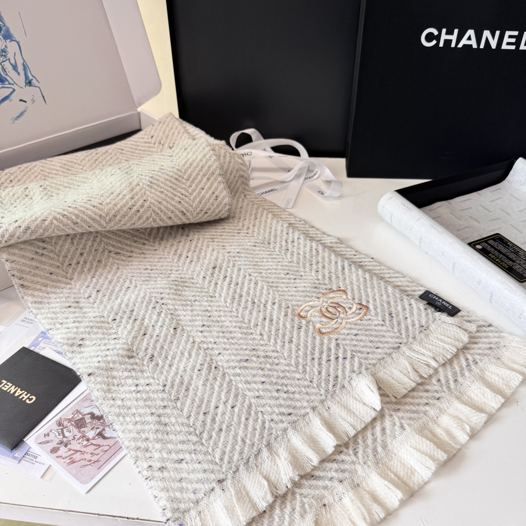 新款 搭配利器🆕🆕 香奈儿系列货 专供viP 产品 ♥顶级苏格兰进口绵羊毛 纹路织法使围巾赋有弹性且柔软