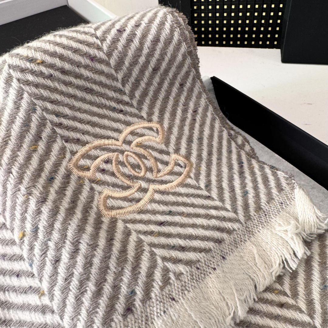 新款 搭配利器🆕🆕 香奈儿系列货 专供viP 产品 ♥顶级苏格兰进口绵羊毛 纹路织法使围巾赋有弹性且柔软