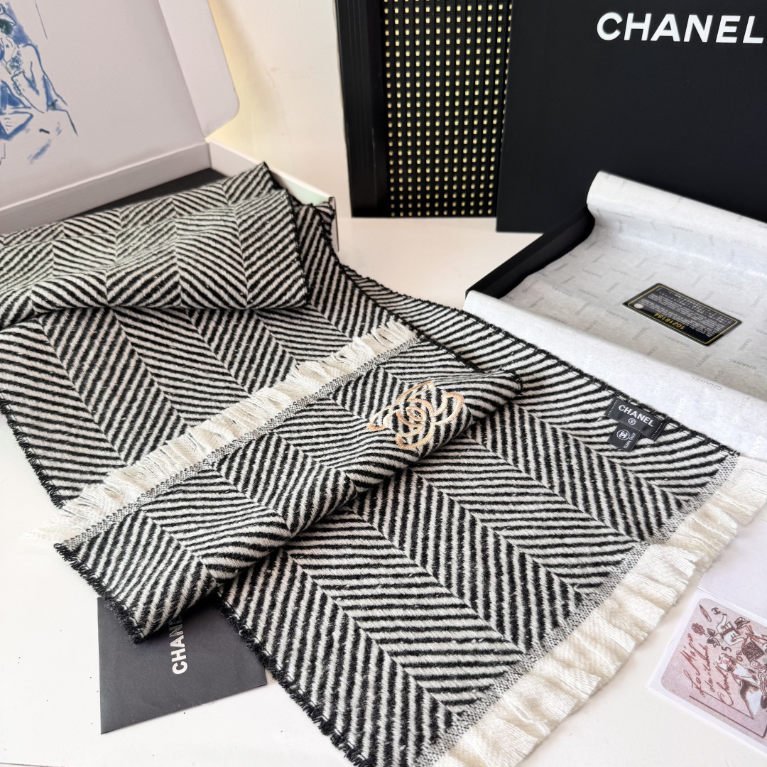 新款 搭配利器🆕🆕 香奈儿系列货 专供viP 产品 ♥顶级苏格兰进口绵羊毛 纹路织法使围巾赋有弹性且柔软