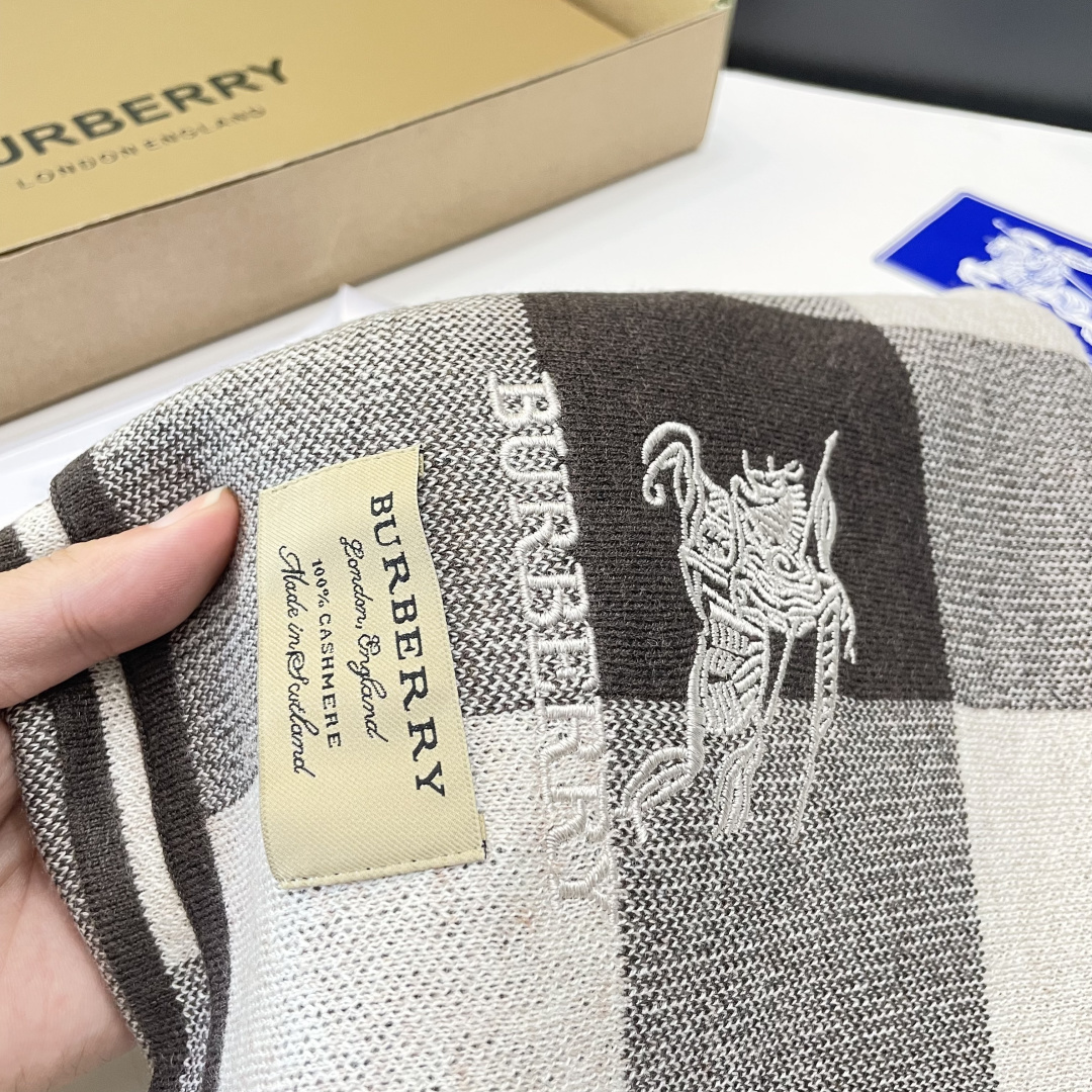 巴宝莉高端羊绒针织围巾！】可正式，可随意，非常Classical的男款设计。这款织法比较难，又很费纱线，