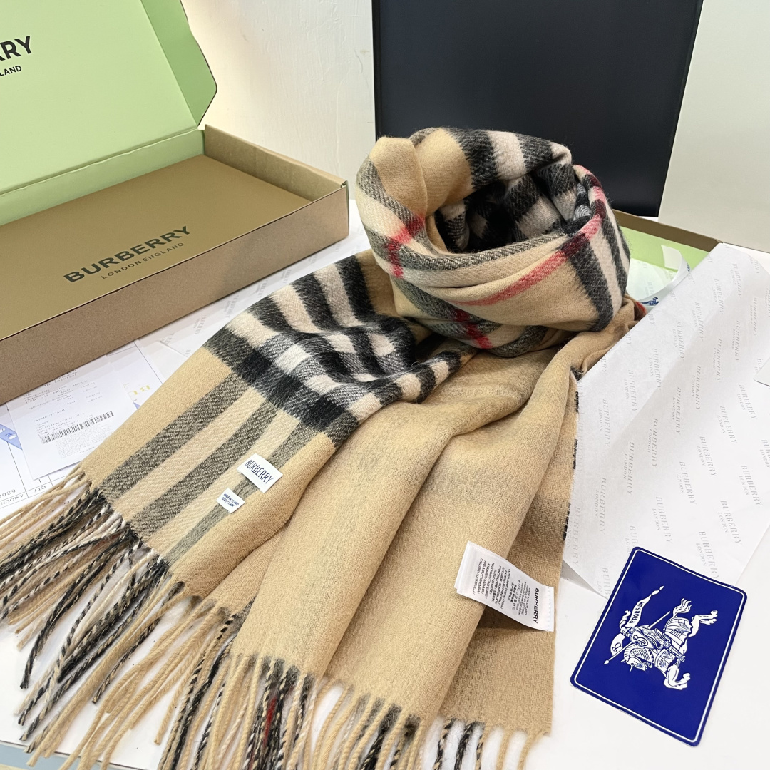 巴宝莉经典格子万年款，bbr🪡经典【小格双面披肩】品质手感好到不行‼️100%羊羔绒♨️高尖端产物⚠️绝