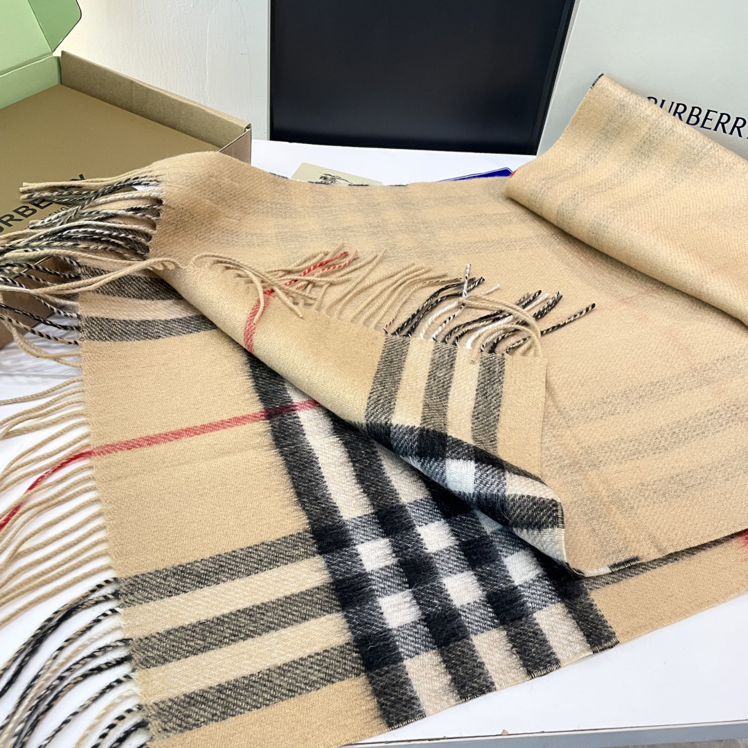 巴宝莉经典格子万年款，bbr🪡经典【小格双面披肩】品质手感好到不行‼️100%羊羔绒♨️高尖端产物⚠️绝