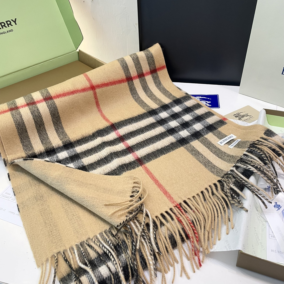 巴宝莉经典格子万年款，bbr🪡经典【小格双面披肩】品质手感好到不行‼️100%羊羔绒♨️高尖端产物⚠️绝