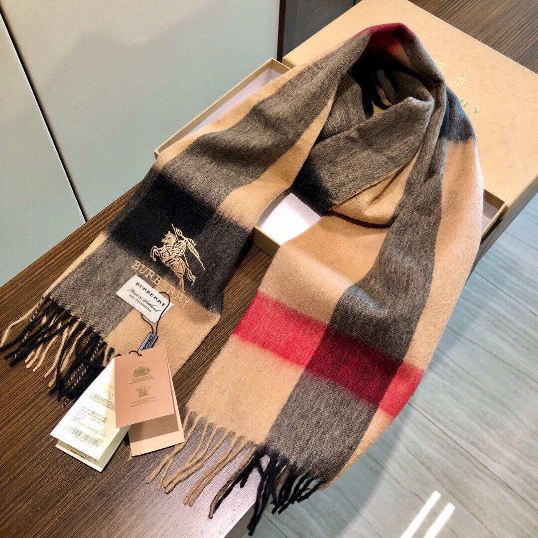 爆款大量现货 放心上图 巴宝利国际品牌时尚男士围巾上市。。✨霸气休闲为一体[鼓掌][鼓掌]顶级羊绒+精细