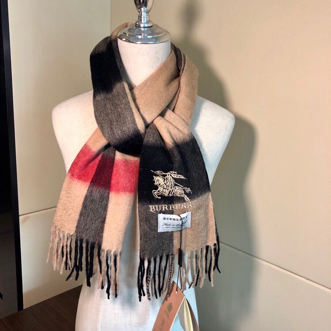 爆款大量现货 放心上图 巴宝利国际品牌时尚男士围巾上市。。✨霸气休闲为一体[鼓掌][鼓掌]顶级羊绒+精细