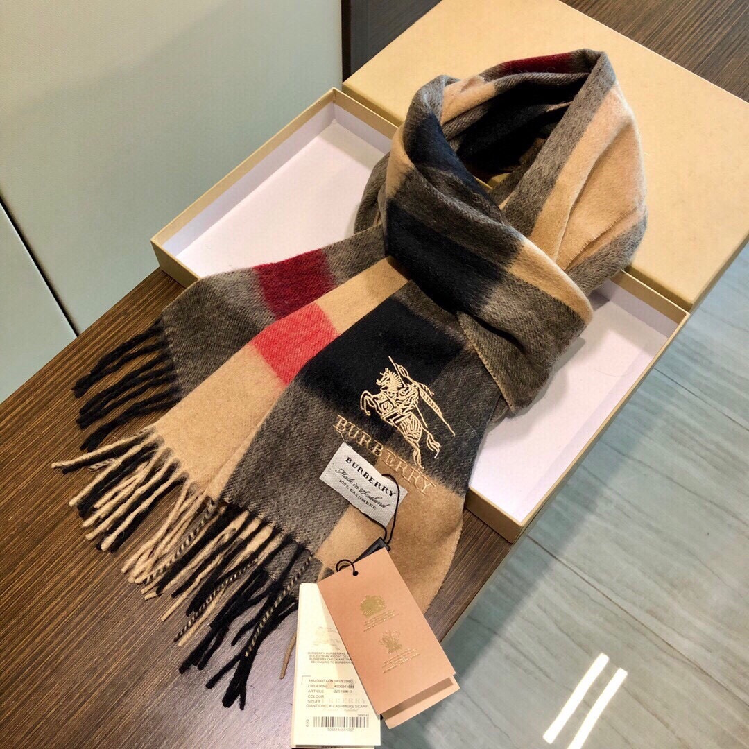 爆款大量现货 放心上图 巴宝利国际品牌时尚男士围巾上市。。✨霸气休闲为一体[鼓掌][鼓掌]顶级羊绒+精细