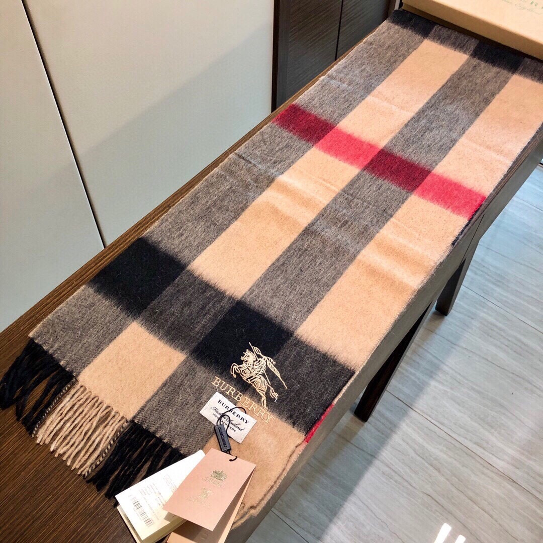 爆款大量现货 放心上图 巴宝利国际品牌时尚男士围巾上市。。✨霸气休闲为一体[鼓掌][鼓掌]顶级羊绒+精细