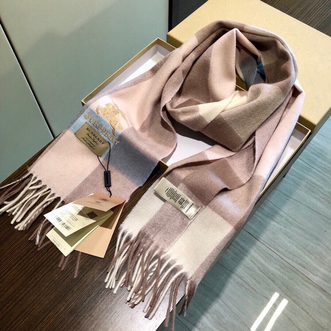 爆款大量现货 放心上图 巴宝利国际品牌时尚男士围巾上市。。✨霸气休闲为一体[鼓掌][鼓掌]顶级羊绒+精细