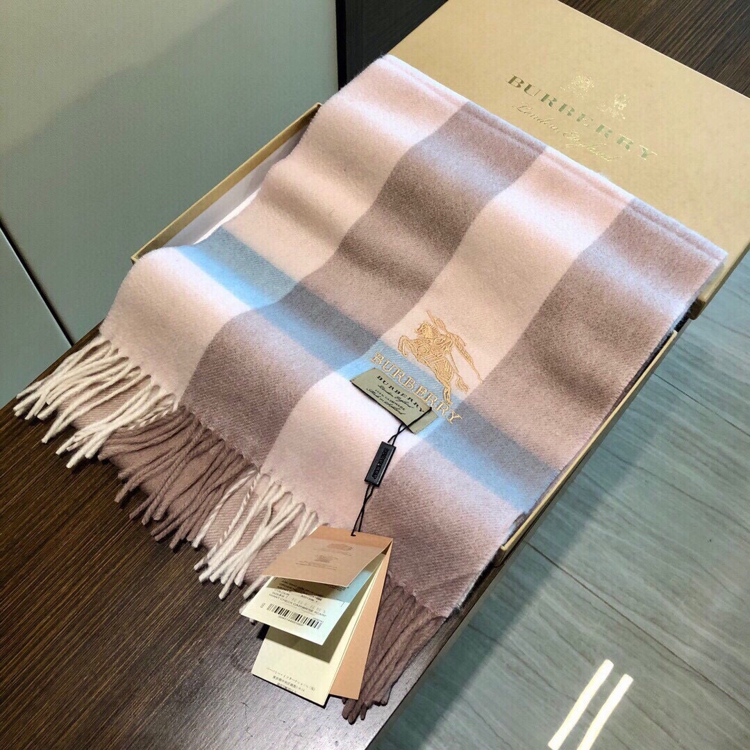 爆款大量现货 放心上图 巴宝利国际品牌时尚男士围巾上市。。✨霸气休闲为一体[鼓掌][鼓掌]顶级羊绒+精细