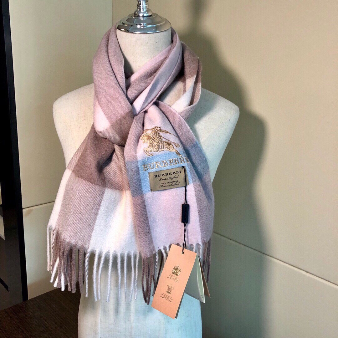 爆款大量现货 放心上图 巴宝利国际品牌时尚男士围巾上市。。✨霸气休闲为一体[鼓掌][鼓掌]顶级羊绒+精细