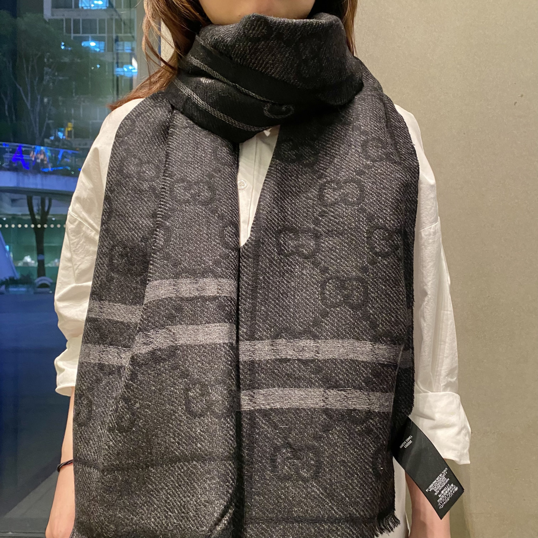 古奇【双G提花双面】款式经典,男女都可以 大方时髦,不过时,随便什么时候拿出来戴都好看.Gucci这款限量经典元素的新款披肩真的超重磅❣️高端围巾提升气质的时尚力量,在我们的穿衣打扮当中,成为了整体造型加分的助力❗️这种的美可以让人一瞬间气质脱胎换骨❗️精工高密度字体无比清晰 面料为客供面料(和专柜一样),100%羊毛❗️手感柔软丝滑有份量❤️超级好看的一个款!正反面都是精彩,可以搭配出不同风格的个性搭配,可系可围可扎,真的随意造型,可以搭配各种服饰,可以通勤也可以搭配休闲装 ️32×180cm的尺寸非常好驾驭,一年四季真的不要太好搭哦~因为真的很好围😀