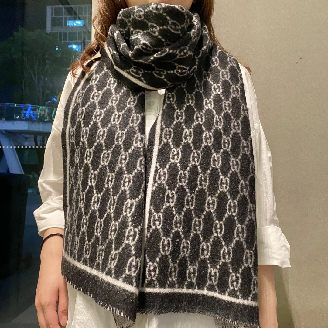古奇【双G提花双面】款式经典,男女都可以 大方时髦,不过时,随便什么时候拿出来戴都好看.Gucci这款限量经典元素的新款披肩真的超重磅❣️高端围巾提升气质的时尚力量,在我们的穿衣打扮当中,成为了整体造型加分的助力❗️这种的美可以让人一瞬间气质脱胎换骨❗️精工高密度字体无比清晰 面料为客供面料(和专柜一样),100%羊毛❗️手感柔软丝滑有份量❤️超级好看的一个款!正反面都是精彩,可以搭配出不同风格的个性搭配,可系可围可扎,真的随意造型,可以搭配各种服饰,可以通勤也可以搭配休闲装 ️32×180cm的尺寸非常好驾驭,一年四季真的不要太好搭哦~因为真的很好围😀