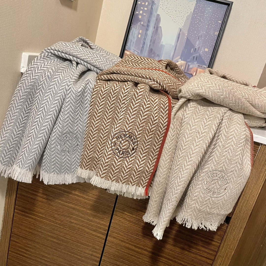 爱马仕人字条纹围巾，今年的新款，采用的是人字纹加彩条的设计，非常的大气,纯羊毛的用料，轻柔透气，保暖性好