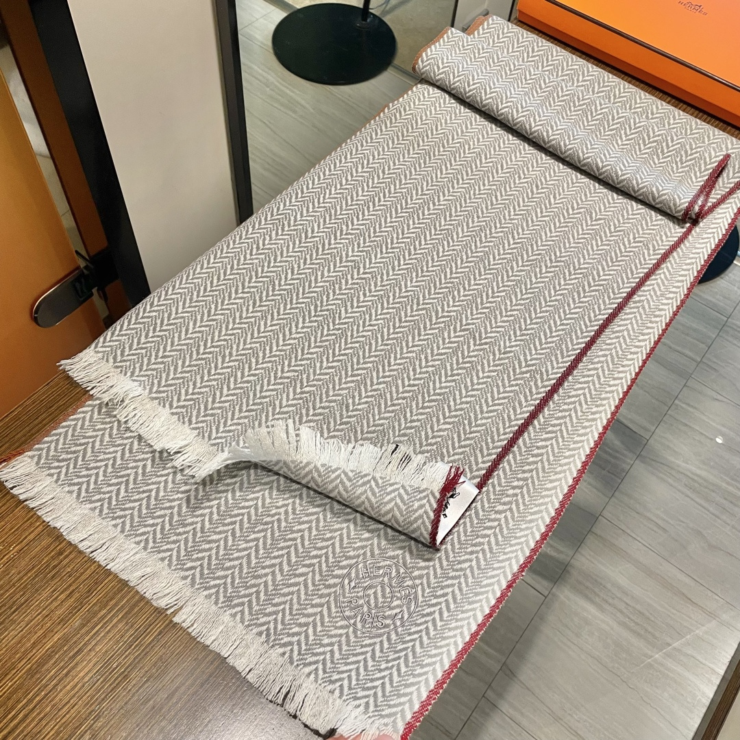 爱马仕人字条纹围巾，今年的新款，采用的是人字纹加彩条的设计，非常的大气,纯羊毛的用料，轻柔透气，保暖性好