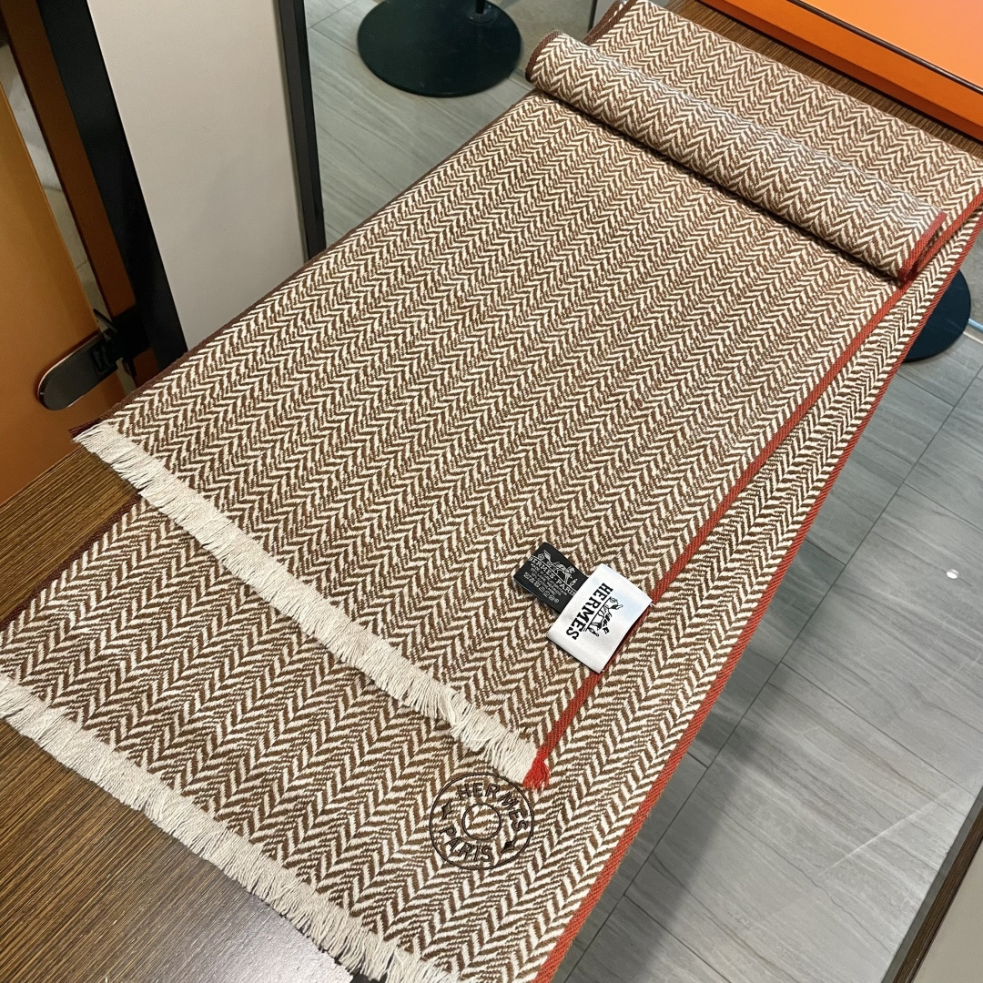 爱马仕人字条纹围巾，今年的新款，采用的是人字纹加彩条的设计，非常的大气,纯羊毛的用料，轻柔透气，保暖性好