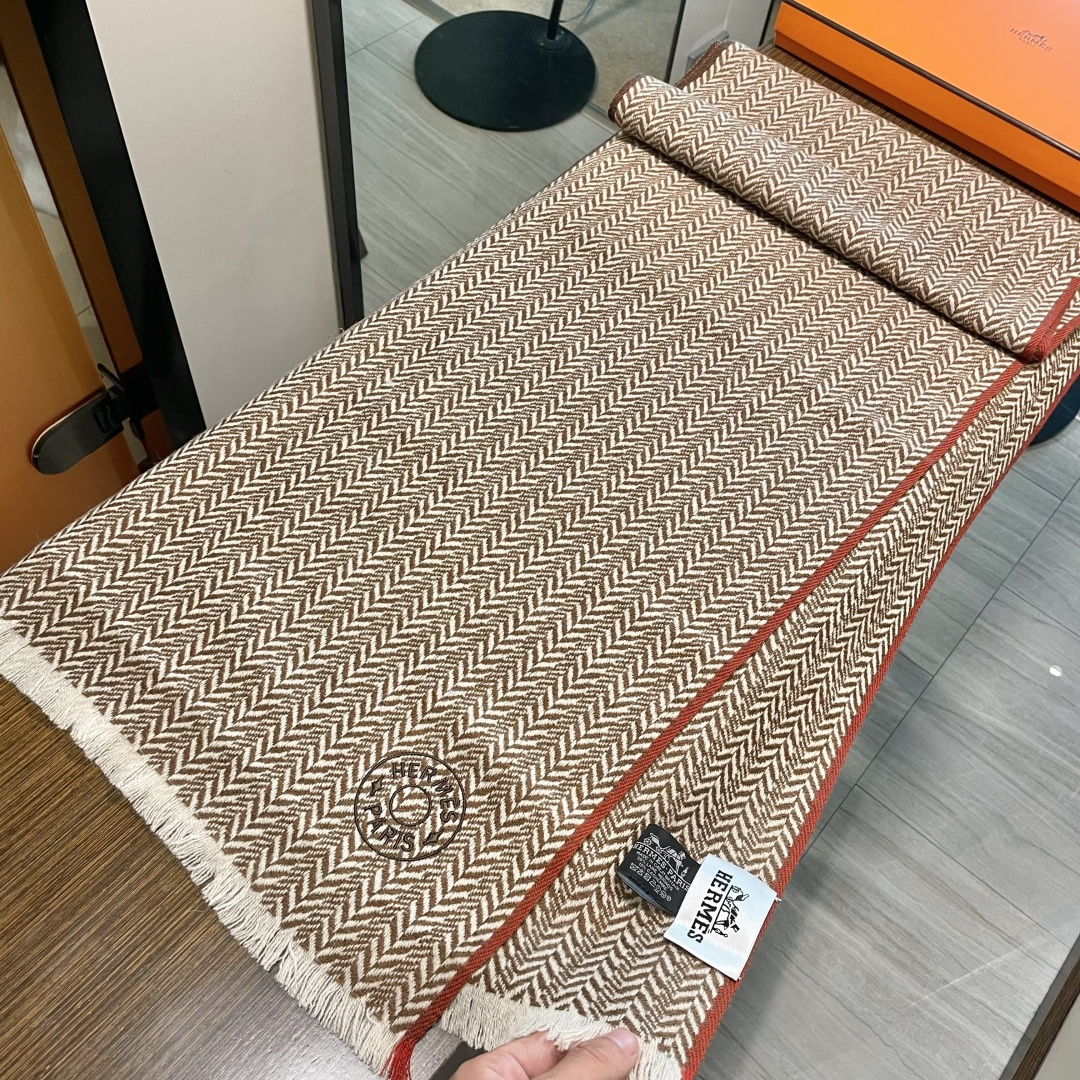 爱马仕人字条纹围巾，今年的新款，采用的是人字纹加彩条的设计，非常的大气,纯羊毛的用料，轻柔透气，保暖性好