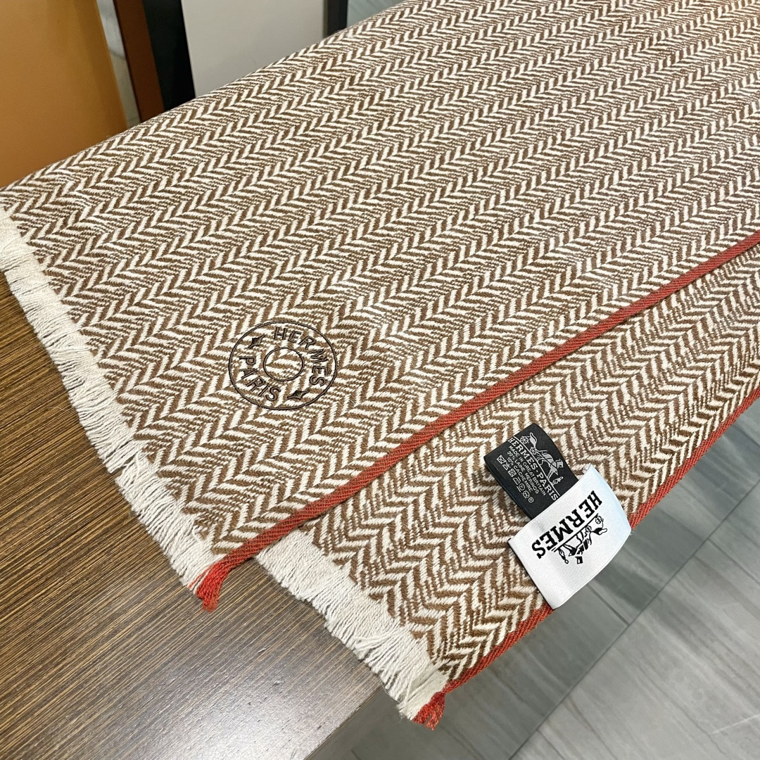 爱马仕人字条纹围巾，今年的新款，采用的是人字纹加彩条的设计，非常的大气,纯羊毛的用料，轻柔透气，保暖性好