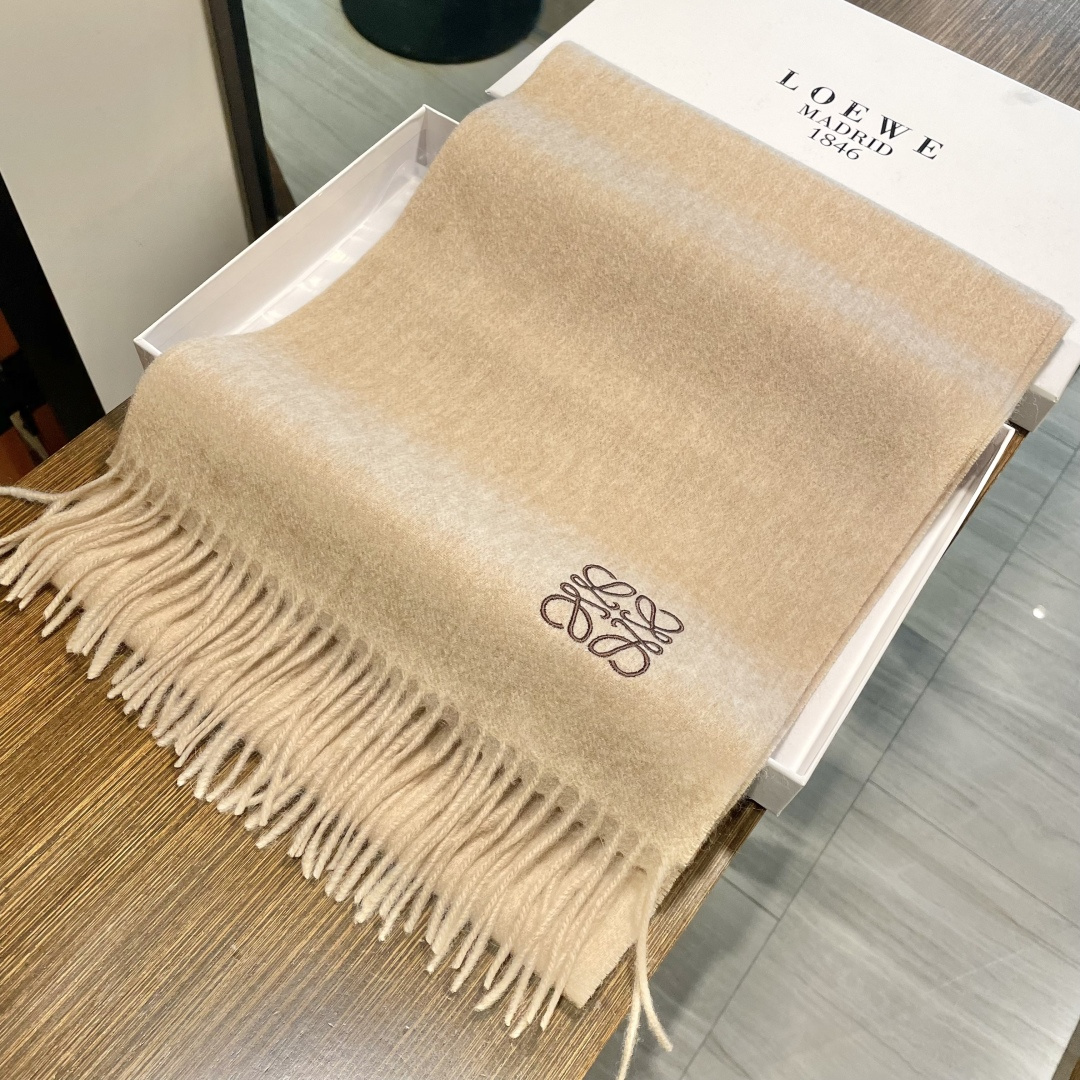 P145 Loewe罗意威今年最新的订单(讲真,送人自用百分推荐)Svip推荐(自留.品质绝对放心).真心觉得可以多入几色太好搭配,立体刺绣美的让人如此心动,非常的优雅‼️大货一个半月前刚走的货,好货立马跟大家分享 介绍下产品 .大家都知道之前一直做羊绒版本,但由于今年原料太贵,特意做了一批性价比超高的羔绒版本!🐏手感非常软糯❤️100%羔羊绒 手感也是非常软糯 关键是性价比太高了😊😊品质极好极好的👍手感非常柔软 奢华有质感!这款围巾质地柔软而温暖,经典而永不过时。❗️好东西价格也十分可爱~.拍照没有实物美.细腻柔软上身效果都好到爆.这样的福利价格才叫牛X福利. 32*190cm