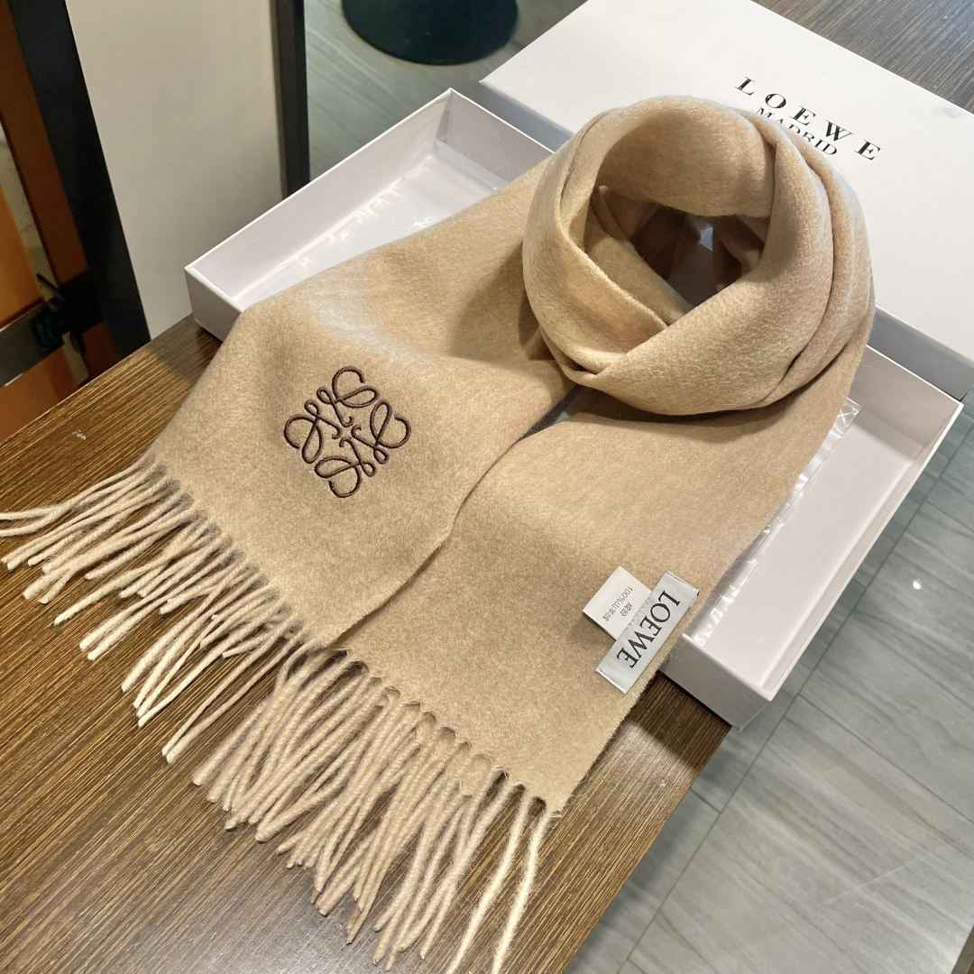 P145 Loewe罗意威今年最新的订单(讲真,送人自用百分推荐)Svip推荐(自留.品质绝对放心).真心觉得可以多入几色太好搭配,立体刺绣美的让人如此心动,非常的优雅‼️大货一个半月前刚走的货,好货立马跟大家分享 介绍下产品 .大家都知道之前一直做羊绒版本,但由于今年原料太贵,特意做了一批性价比超高的羔绒版本!🐏手感非常软糯❤️100%羔羊绒 手感也是非常软糯 关键是性价比太高了😊😊品质极好极好的👍手感非常柔软 奢华有质感!这款围巾质地柔软而温暖,经典而永不过时。❗️好东西价格也十分可爱~.拍照没有实物美.细腻柔软上身效果都好到爆.这样的福利价格才叫牛X福利. 32*190cm