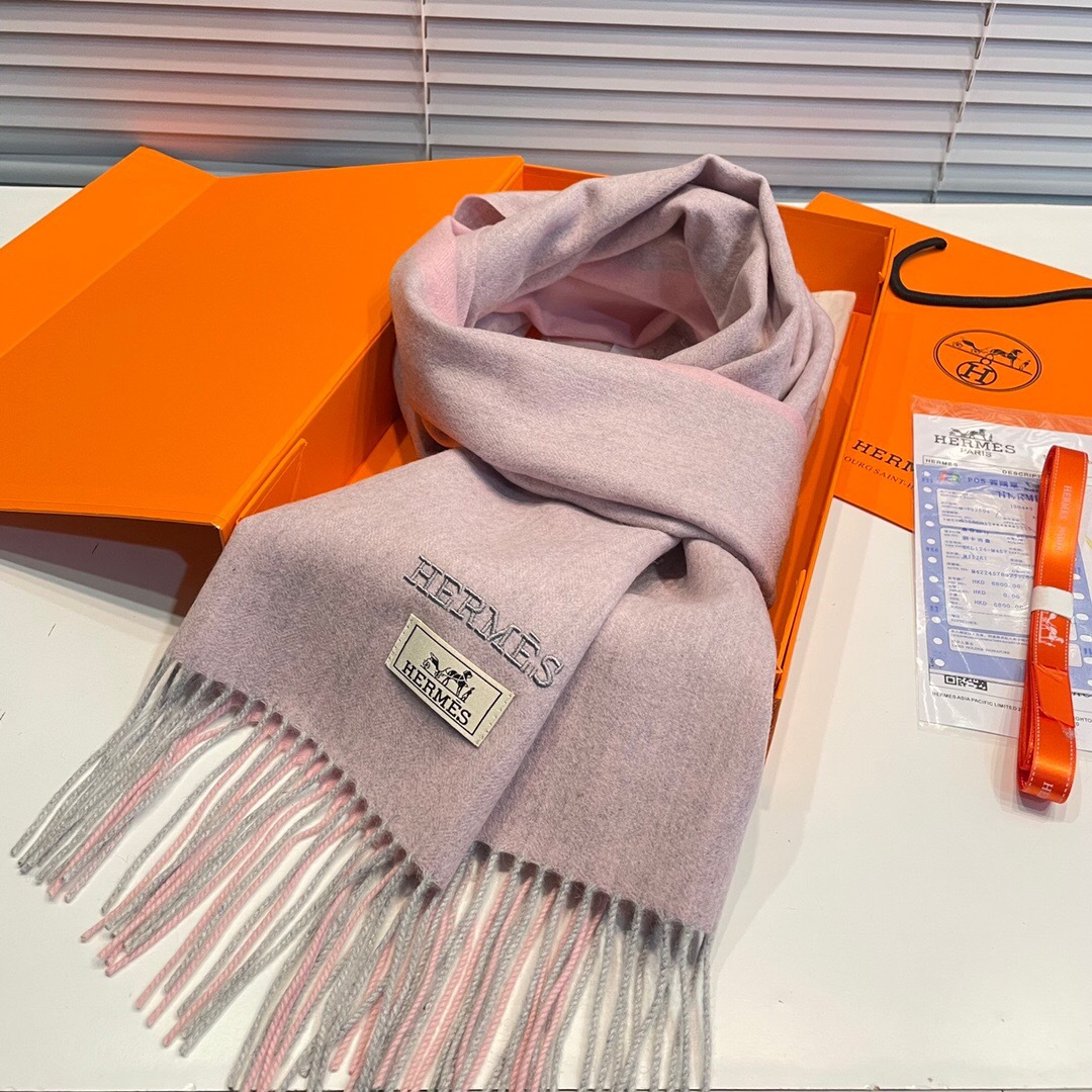 爱马仕❗👫同款围巾且买且珍惜羊绒款😍~都是出口订单所以比较难遇❤东西讲究少而精😍好看的一定要收😎这款H家