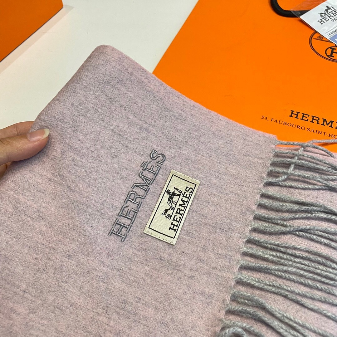 爱马仕❗👫同款围巾且买且珍惜羊绒款😍~都是出口订单所以比较难遇❤东西讲究少而精😍好看的一定要收😎这款H家