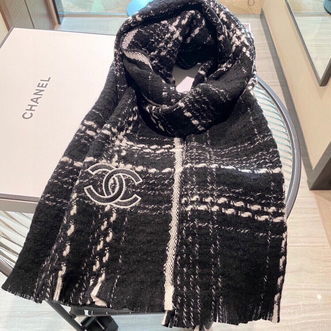 香奈儿新款格纹围巾披肩，银线拼接时尚奢华品质上乘✨送人自用绝对高大上♨独家实物拍摄❗️所见所得，颜色超正